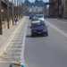 Il lungo marciapiede che un disabile dovrebbere percorrere per accedere alla stazione Quintino Sella visto dalla strada